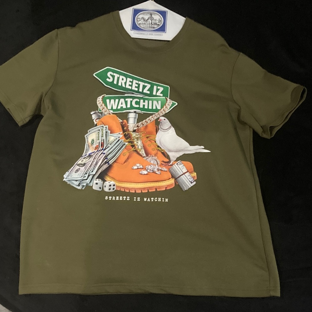 Green Graphic Tee with Streetz Iz Watchin Design great condition